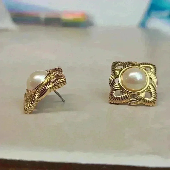 Gold tone fuax pearl earrings vintage style - Picture 10 of 15